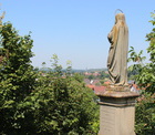 Maria-Statue auf dem Scheibenbuck, im Hintergrund Buchheim (Hugst.)