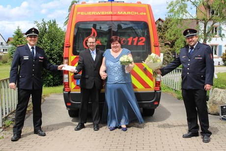 Bereits am Vortag hatten die Eheleute Miriam und Andreas Riesterer ihre standesamtliche Hochzeit, an der die Feuerwehr pandemiebedingt nicht teilnehmen durfte. Daher überreichte das Kommando das Feuerwehr-Hochzeitsgeschenk.