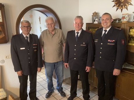 05.07.2021 Ehrenkommandant Erich Oberrieder (2. von links) feierte bereits zwei Tage zuvor seinen 85. Geburtstag. Es gratulierten von links: Waldemar Schill, Werner Winter und Patrick Gutmann. Es war der erste mgliche Prsenzbesuch seit Beginn der Corona-Pandemie