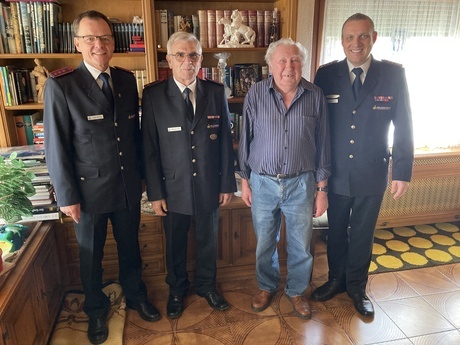 Zum 85. Geburtstag von Fritz Adler gratulierten vom Feuerwehrausschuss (von links): Jürgen Brüchig, Waldemar Schill und Patrick Gutmann