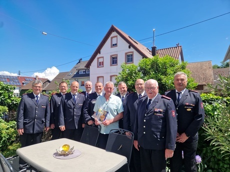 Ehrenfeuerwehrmann Werner Winter (in zivil) wurde 70. Jahre alt. Es gratulierten (von links): Ehrenkommandant Dieter Kremp, J�rgen Br�chig, Stefan Graner, Andi Kauder, Patrick Gutmann, Thomas Gauchel, Feuerwehrkommandant Stefan Berger, Ehrenfeuerwehrmann Josef H�gele und Armin Spindler