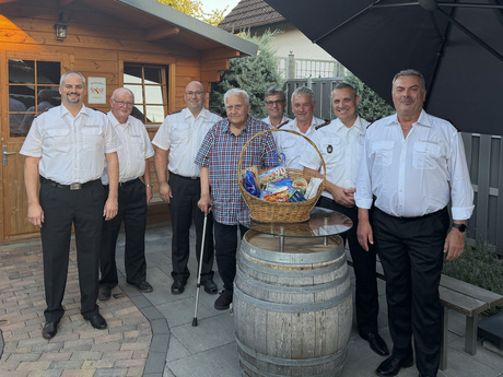 Ehrenkommandant Erich Oberrieder (in zivil) feierte bei guter Gesundheit seien 90. Geburtstag. Es gratulierten von links: Andi Kauder, Ehrenfeuerwehrmann Josef H�gele, Feuerwehrkommandant Stefan Berger, Ehrenkommandant Dieter Kremp, Ehrenfeuerwehrmann Werner Winter, Patrick Gutmann und Armin Spindler.