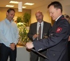 Von links: Ortsvorsteher Rolf Lorenz, Bankvorstand Markus Hagen, 1. Vorsitzende Feuerwehr-Förderverein Jürgen Brüchig bei der Spendenübergabe