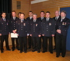 An der Hauptversammlung 2006 wurden ausgezeichnet (von links): Auf Vorschlag der Abteilungskommandanten erhielt KDT. Dieter Kremp das Deutsche Feuerwehr-Ehrenkreuz in Silber. Mit dem Feuerwehr-Ehrenzeichen Baden-Wrttemberg in Silber fr 25-jhrige aktive Dienstzeit wurden geehrt: Stv. KDT. Bernhard Gantner, Alois Strecker, Frank Heitzler, Lothar Blaschke, Martin Strecker, Michael Gehring und Rainer Oberrieder. Brgermeister Josef Hgele gratulierte. Fr 40-jhrigen aktiven Feuerwehrdienst erhielt Alfons Tritsch (rckwirkend) das Ehrenzeichen in Gold.