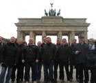 Die Feuerwehrgruppe vor dem Brandenburger Tor -- dem deutschen Nationalsymbol