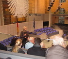 In einem der sechs Zuschauerränge im Plenarsaal des Reichstagsgebäudes wurde uns alles Wichtige erläutert