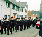 1. Josef Hgele (Brgermeister), 2. Hans-Peter Scheppele (Abt.-Kdt. Buchh.), 3. Heinrich Schill, 4. Fritz Adler (Gesamt-Kdt.), 5. Franz-Josef Kremp, 6. Erich Oberrieder (Abt.-Kdt. Hugst.), 7. Alfred Stangenberg, 8. Gottfried Herr (Abt.-Kdt. Neuersh.), 9. Herbert Doll, 10. Hans Dck, 11. Horst Schwitzer, 12. Bernhard Oberrieder, 13. Josef Heidiri (Abt.-Kdt. Holzh.), 14. Walfried Busath, 15. Gottfried Meier, 16. Klaus Metzger, 17. Johann Schinzig, 18. Karl Tritsch, 19. Siegfried Unmig, 20. Alfons Tritsch, 21. Walter Steiert, 22. Walter Birkle. Am Straenrand steht Gisela Tritsch mit Sohn Lothar.