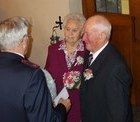 Waldemar Schill (li.) gratuliert dem Ehepaar Gertrud und bernhard Hettich zur Goldenen Hochzeit