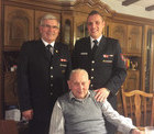 Waldemar Schill und Patrick Gutmann (von links) gratulieren dem ältesten Feuerwehrmann in March Karl Licht aus Holzhausen (sitzend) zum 90. Geburtstag.