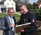 Tobias Hack -- seines Zeichens auch Truppfhrer der Feuerwehr seines Heimatdorfs -- war 16 Jahre lang als Priester in March, insbesondere in Holzhausen, ttig. KDT. Gutmann berreichte ihm im Namen der Feuerwehr ein Abschiedsprsent