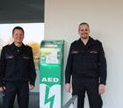 Von links: Jürgen Brüchig (1. Vorsitzender Förderverein) und Andreas Kauder (1. Stv. Feuerwehrkommandant) freuen sich über die neue AED-Säule am Feuerwehrhaus.