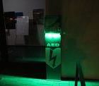 Die AED-Säule leuchtet nachts auffällig grün -- Das Projekt wurde von der badenova AG großzügig gesponsort.