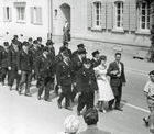 1960: Die Feuerwehr Hugstetten bei einem Festumzug. Der 24-jhrige Erich Oberrieder ist auf dem Bild in der vorderen Reihe der 4. von rechts. Hinter ihm marschieren: Sein Bruder Bernhard Oberrieder, dann Otto Hunn, Antom Wei und am Schluss Alfons Tritsch. Ganz vorne (rechts der Festdame) marschiert Kommandant Karl Graner, dahinter sein Stellvertreter Karl Ritter, gleichzeitig auch Brgermeister.