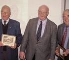 2003: Bernhard Gutmann (links) und Lothar Fleck (rechts) werden für 30-jährige Mitgliedschaft im Marcher Gemeinderat geehrt. Bürgermeister Josef Hügele (Mitte) gratuliert. 