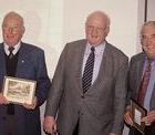 2003: Bernhard Gutmann (links) und Lothar Fleck (rechts) werden fr 30-jhrige Mitgliedschaft im Marcher Gemeinderat geehrt. Brgermeister Josef Hgele (Mitte) gratuliert. 