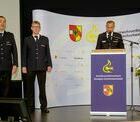 KFV-VV Christoph Zachow (von rechts) zeichnet Alexander Brinkmann aus Staufen und Martin Ziegler aus March aus (Bildquelle Marco Morath, KFV) 