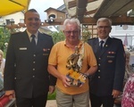 Ehrenkommandant Hans-Peter Scheppele aus Buchheim feierte seinen 75. Geburtstag. Patrick Gutmann, Melanie Lickert (nicht im Bild) und Waldemar Schill (von links) überbrachten die Glückwünsche der Feuerwehr.