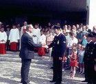 KDT. Alfred Stangenberg nimmt die Fahrzeugschlssel entgegen. Rechts im Bild ist noch zu sehen, von links: Karl Graner, Kreisbrandmeister Alfred Burghart