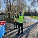 Ein Kamerateam holt sich beim Einsatzleiter einen O-Ton (Bildquelle: Andreas Kauder, Feuerwehr March).